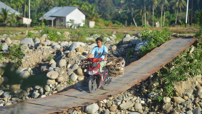 1747393686967-jembatan-darurat-pasca-banjir-bandang-tetap-dimanfaatkan-1747288984590_169