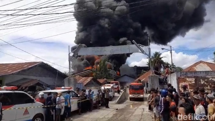 1747566459890-kebakaran-hanguskan-sebuah-pabrik-pengolahan-karet-di-kawasan-by-pass-lubuk-begalung-padang-sumbar-jeka-kampaidetiksumut-1747553210281_169