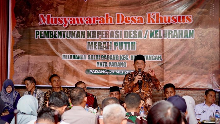 1748538685507-wamenkop-ferry-juliantono-menyampaikan-sambutan-dalam-musdesus-pembentukan-kopdes-merah-putih-di-padang-sumbar-dok-kemenkop-1748513263468_169