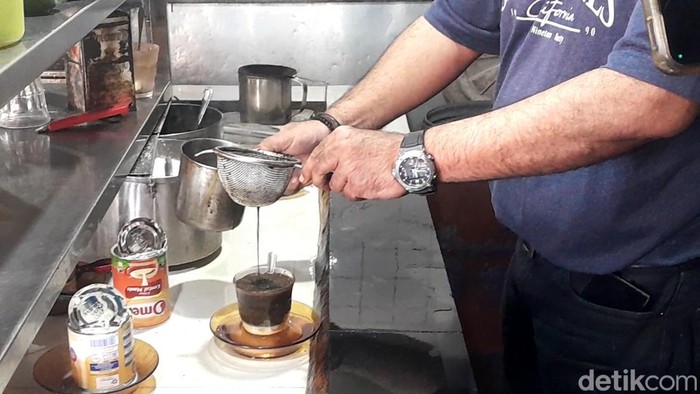1749316013637-pemilik-warkop-koboi-meyeduh-kopi-pesanan-pelanggan-nizar-aldidetikcom-1749271820064_169