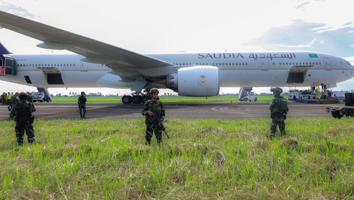 1750180063382-personel-tni-bukit-barisan-menjaga-ketat-proses-pemeriksaan-pesawat-saudia-yang-menerima-ancaman-bom-dan-mendarat-di-darurat-d-1750172841422_169