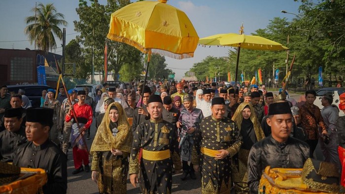 1750439214555-walkot-pekanbaru-agung-nugroho-dan-wawalkot-markarius-anwar-diarak-ribuan-orang-menuju-kantor-lam-pekanbaru-untuk-penabalan-ge-1750425554579_169