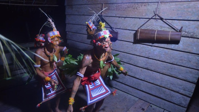 1751713636756-bikin-merinding-ritual-turuk-laggai-sikerei-mentawai-demi-penyembuhan-1751677573705_169