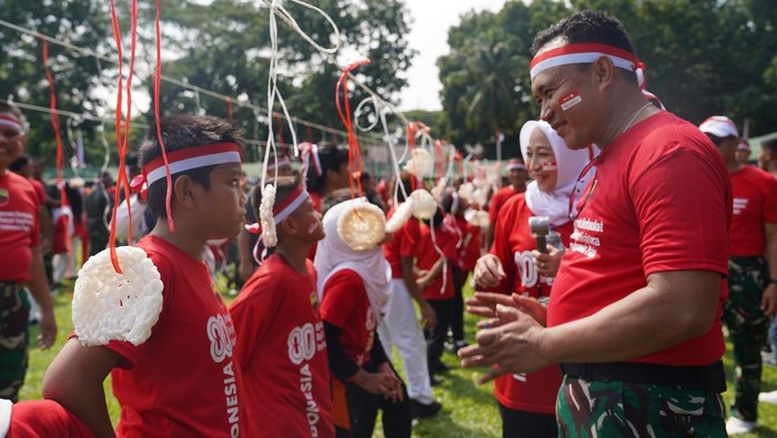 1755452116232-pangdam-ibukit-barisan-mayjen-tni-rio-firdianto-melihat-keseruan-lomba-makan-kerupuk-foto-dok-kodam-i-bukit-barisan-1755445186721_169