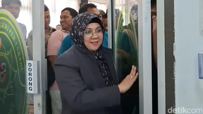 1760614893832-bupati-siak-afni-usai-sidang-di-pn-pekanbaru-raja-adil-siregardetiksumut-1760609060799_169