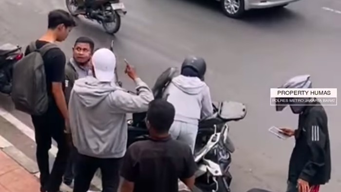 1761306310689-seorang-pemotor-perempuan-dihadang-debt-collector-di-jalanan-cengkareng-jakbar-motor-perempuan-tersebut-pun-coba-direbut-debt--1761277442456_169