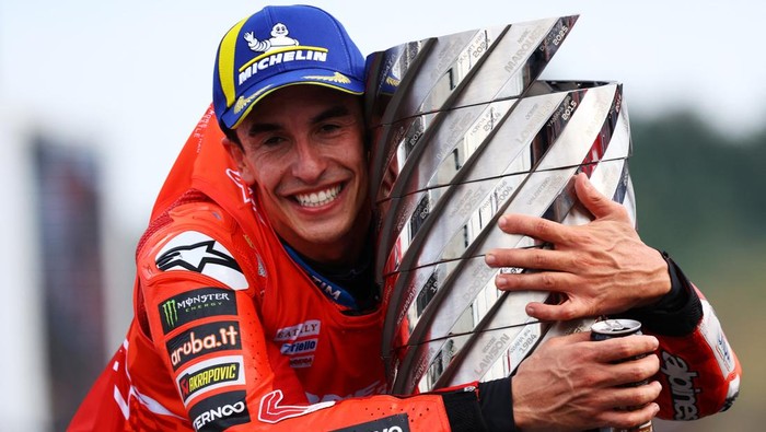 1761306380366-semringah-marc-marquez-rayakan-gelar-motogp-ketujuh-1759058152017_169