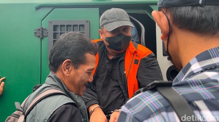 1761327635178-eks-kadis-pupr-sumut-topan-ginting-saat-tiba-di-pn-medan-nizar-aldidetikcom-1759374451085_169