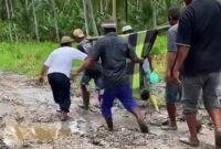 1761392078965-warga-di-kabupaten-asahan-menggotong-jenazah-karena-jalan-rusak-parah-dok-media-sosial-1761382756997_169