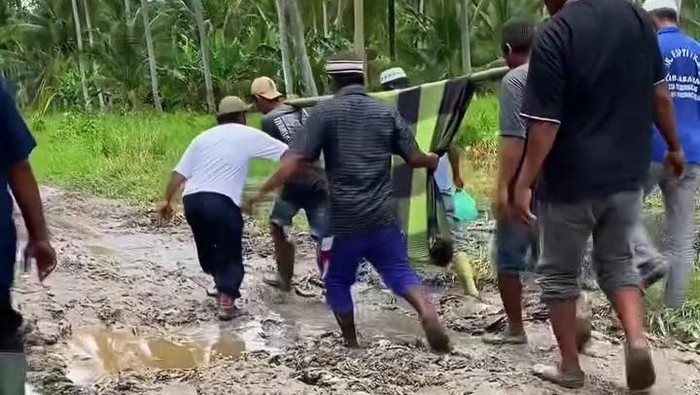 1761392078965-warga-di-kabupaten-asahan-menggotong-jenazah-karena-jalan-rusak-parah-dok-media-sosial-1761382756997_169