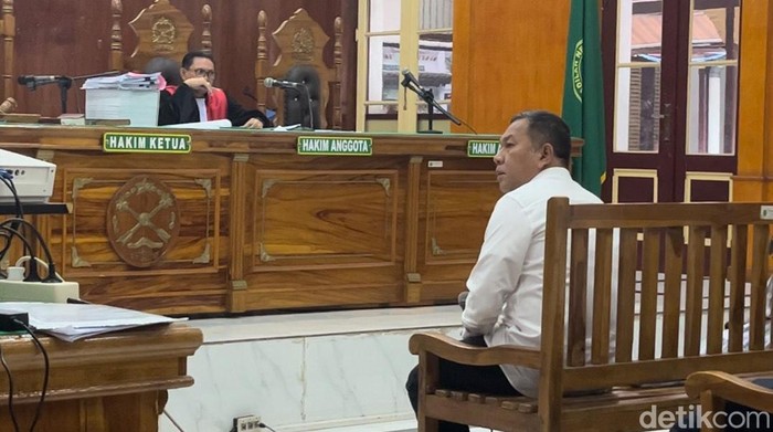 1761392116493-eks-kadis-pupr-sumut-mulyono-saat-jadi-saksi-di-pn-medan-kartika-saridetikcom-1761119122394_169