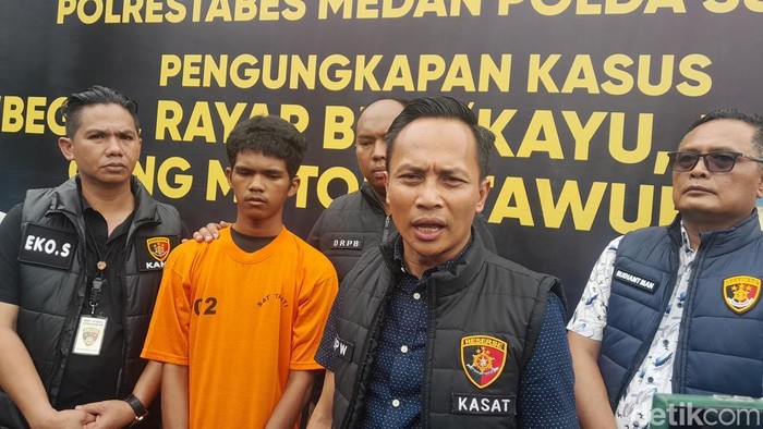 1761392132964-tampang-pelaku-rj-yang-merupakan-eksekutor-pembacokan-david-di-medan-tembung-foto-nizar-aldidetiksumut-1761375139851_169