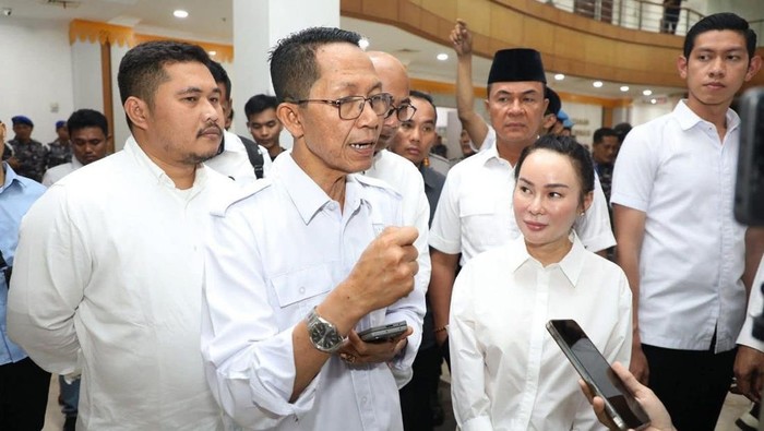 1761392154338-amsakar-dan-li-claudia-saat-memberikan-keterangan-foto-diskominfo-kota-batam-1761369842728_169