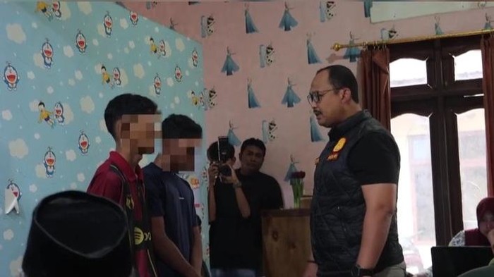 1761413621464-kapolres-langkat-akbp-david-triyo-prasojo-menanyai-pelaku-yang-diamankan-dok-instagram-humas-polres-langkat-1761401650035_169