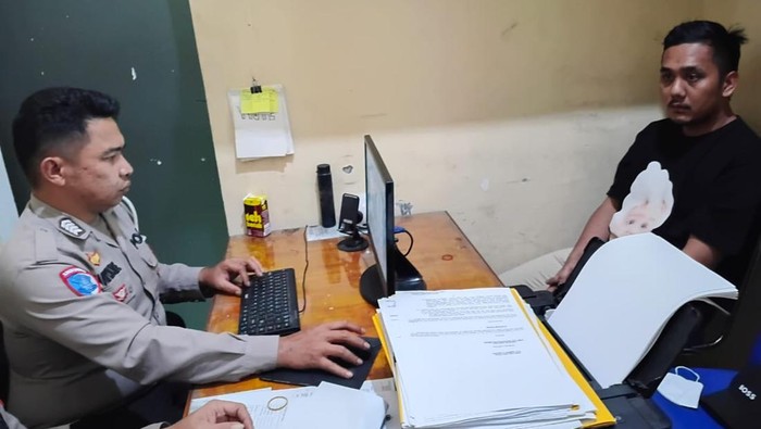 1761478692435-teks-foto-petugas-kepolisian-saat-memeriksa-dj-parlin-foto-dok-satlantas-polrestabes-medan-1761230976503_169