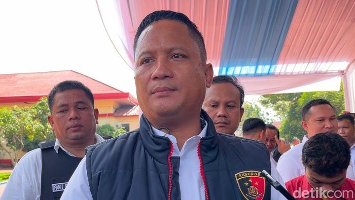 1761543587813-kasubdit-jatanras-ditreskrimum-polda-sumut-kompol-jama-kita-purba-saat-diwawancarai-usai-konferensi-pers-finta-rahyunidetiksum-1761539088130_169