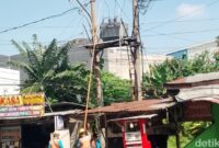 1761543593576-petugas-pln-saat-perbaiki-tiang-pln-di-kawasan-tembung-deli-serdangkartika-saridetiksumut-1761537293224_169