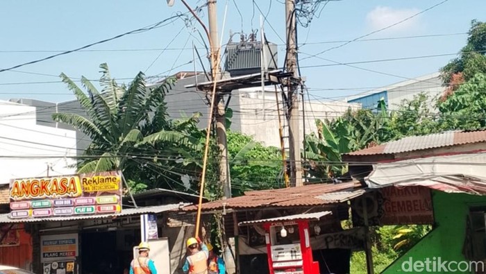 1761543593576-petugas-pln-saat-perbaiki-tiang-pln-di-kawasan-tembung-deli-serdangkartika-saridetiksumut-1761537293224_169