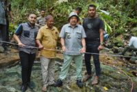 1761543625753-foto-rombongan-bupati-nagan-raya-teuku-raja-keumangan-berdiri-di-atas-batu-giok-raksasa-yang-baru-ditemukan-foto-diskominfo-na-1761233895918_43