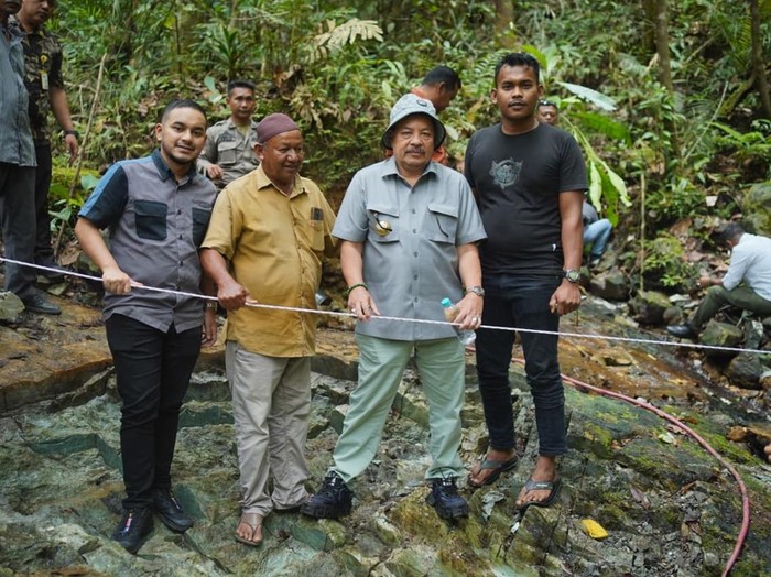 1761543625753-foto-rombongan-bupati-nagan-raya-teuku-raja-keumangan-berdiri-di-atas-batu-giok-raksasa-yang-baru-ditemukan-foto-diskominfo-na-1761233895918_43