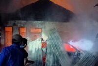 1761565272321-petugas-saat-berupaya-memadamkan-api-saat-rumah-terbakar-di-kecamatan-tanjung-morawa-kabupaten-deli-serdang-sumut-dok-dinas-pe-1761555433624_169