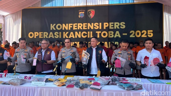 1761565379974-polda-sumut-saat-merilis-kasus-operasi-kancil-toba-2025-finta-rahyunidetiksumut-1761545823098_169