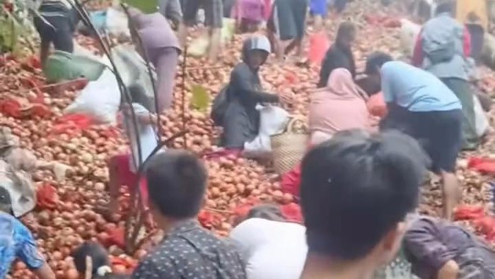 1761565390610-warga-tengah-memungut-bawang-bombai-yang-di-buang-di-kawasan-tanjung-sengkuang-batu-ampar-batam-dok-tangkapan-layar-1761540496474_169