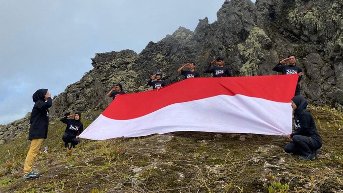 1761586833854-pengibaran-bendera-merah-putih-foto-tim-ekspedisi-pidie-adventure-1761571607782_169