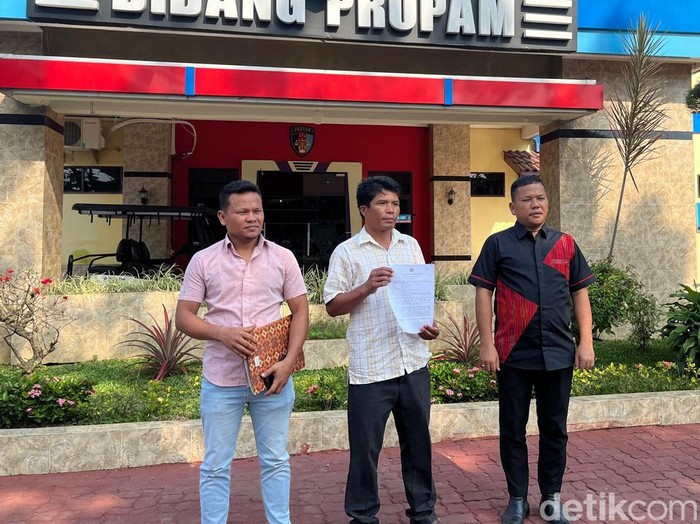 1761586860922-robin-saat-membuat-pengaduan-di-propam-polda-sumut-foto-finta-rahyunidetiksumut-1761573985781_43