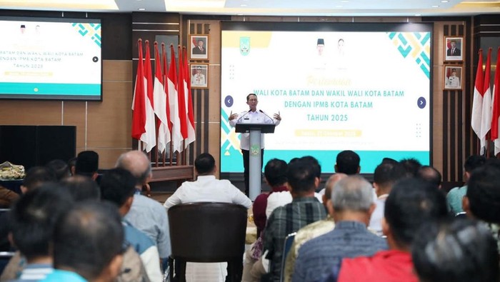 1761651817416-wali-kota-batam-amsakar-achmad-bersama-wakil-wali-kota-li-claudia-chandra-menggelar-dialog-ikatan-pendeta-menetap-batam-ipmb-d-1761635601763_169