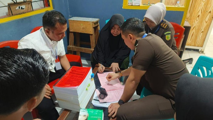 1761651904129-polisi-melimpahkan-berkas-perkara-mak-gadih-dok-polres-inhu-1761627243864_169