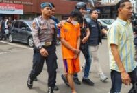 1761693709602-pelaku-pembunuhan-dan-pebuangan-bayi-dengan-mulut-dilakban-di-karawang-saat-dirilis-di-mapolres-karawang-1761640941448_43