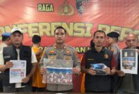 1761717118876-polisi-saat-menunjukkan-barang-bukti-dok-polsek-pangkalan-kerinci-1761692970432_169