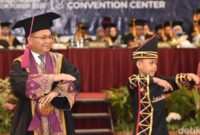 1761738035004-foto-dikha-menari-aura-farming-bersama-rektor-prof-junaidi-raja-adil-siregardetiksumut-1761725690740_169