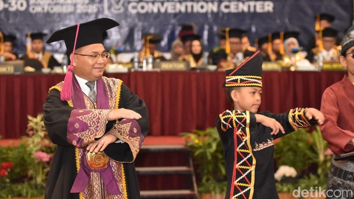 1761738035004-foto-dikha-menari-aura-farming-bersama-rektor-prof-junaidi-raja-adil-siregardetiksumut-1761725690740_169