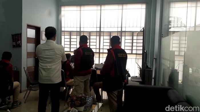 1761738121285-tim-penyidik-tindak-pidana-khusus-kejati-sumut-melakukan-penggeledahan-di-kantor-kesyahbandaran-dan-otoritas-pelabuhan-utama-k-1761719596793_169