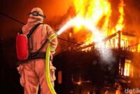 1761759575440-kebakaran-di-tanjung-priok-belasan-damkar-berhasil-padamkan-api_169