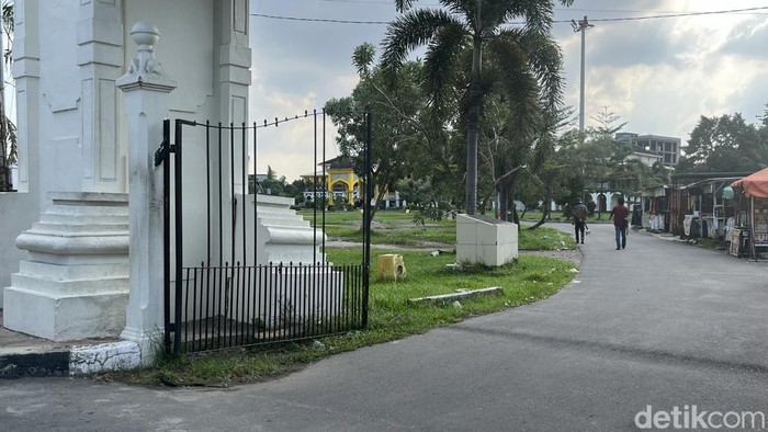 1761759651432-pagar-istana-maimun-medan-yang-lenyap-kartikadetikcom-1761740027572_169