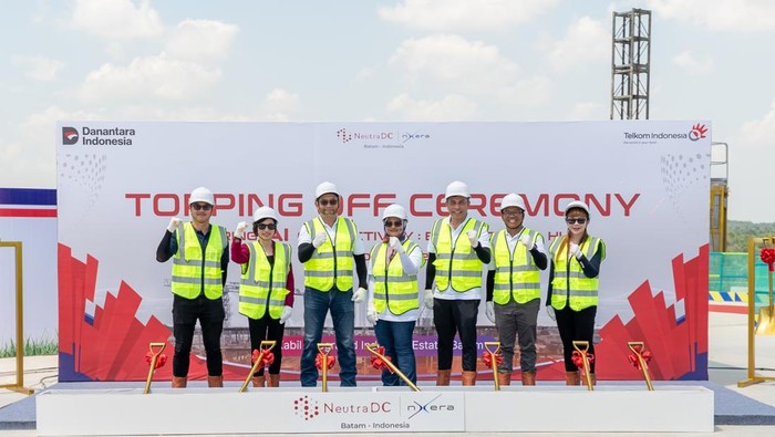 1761824786018-keterangan-foto-topping-off-ceremony-powering-ai-connectivity-batam-digital-hub-dok-telkom-1761813044370_169