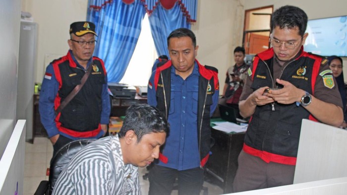 1761824802502-keterangan-foto-tim-penyidik-tindak-pidana-khusus-kejati-sumut-menggeledah-kantor-disdikbud-dan-bpkpd-tebing-tinggi-dok-kejati-1761810866671_169