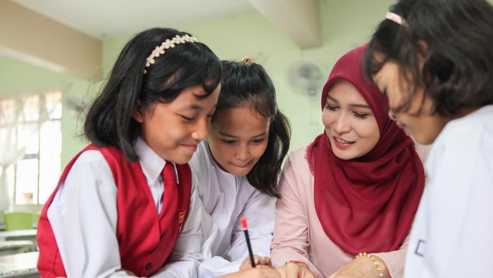 1761824904317-ilustrasi-puisi-untuk-guru_169