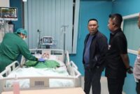 1761824920690-kabid-propam-polda-sumut-kombes-julihan-muntaha-saat-menjenguk-korban-dok-polda-sumut-1761798239678_169