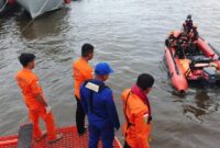 1761846121598-petugas-basarnas-saat-hendak-mengevakuasi-jasad-korban-foto-kantor-pencarian-dan-pertolongan-kelas-a-medan-1761843295240_169