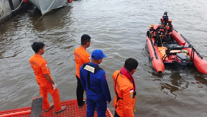 1761846121598-petugas-basarnas-saat-hendak-mengevakuasi-jasad-korban-foto-kantor-pencarian-dan-pertolongan-kelas-a-medan-1761843295240_169