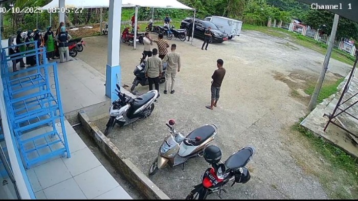 1761889726158-video-wakil-bupati-pidie-jaya-hasan-basri-diduga-menghajar-kepala-sppg-muhammad-reza-viral-di-medsos-foto-screenshot-video-vir-1761827443218_169