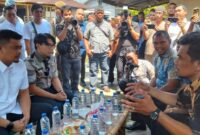 1761911066057-gubsu-bobby-berdialog-dengan-guru-honorer-yang-saling-lapor-polisi-dengan-ortu-siswa-karena-melerai-perkelahian-dokwarga-binja-1761894784429_169