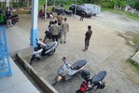 1761911114656-video-wakil-bupati-pidie-jaya-hasan-basri-diduga-menghajar-kepala-sppg-muhammad-reza-viral-di-medsos-foto-screenshot-video-vir-1761827443218_43