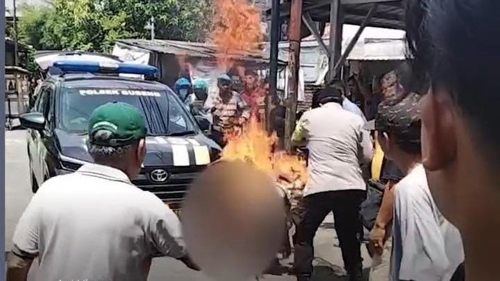 1761911125277-tangkapan-layar-video-viral-maling-motor-dibakar-massa-di-surabaya-1761828746476_169
