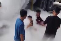 1761932423616-sejumlah-warga-menikmati-uap-oksigen-yang-keluar-dari-dalam-satu-truk-foto-ramlykreatorinstagram-1761915639066_169