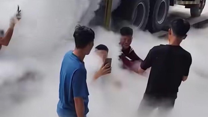 1761932423616-sejumlah-warga-menikmati-uap-oksigen-yang-keluar-dari-dalam-satu-truk-foto-ramlykreatorinstagram-1761915639066_169